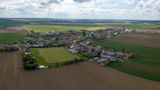 Pohled na obec od Východu, v popředí fotbalové hřiště